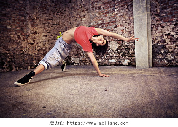 一个正在做有氧运动的年轻女性健身舞蹈